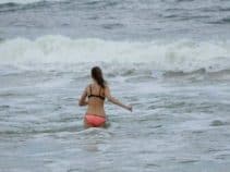 Junge Frau in der kalten polnischen Ostsee leba Polnische Ostsee Bild 187