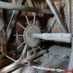 Ein Holzgetriebeteil des Glockenturmes auf Fehmarn