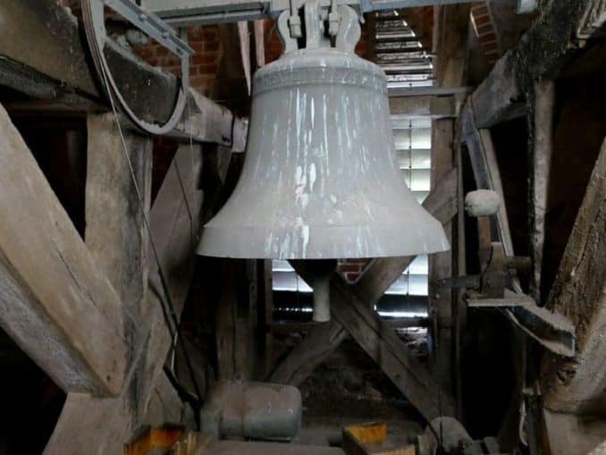 Alte Glocke im Turm auf der Insel Fehmarn