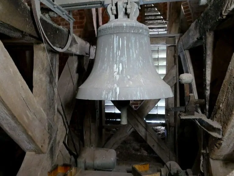 Alte Glocke im Turm auf der Insel Fehmarn