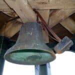 Alte Glocke im Glockenturm von Kirche auf Fehmarn