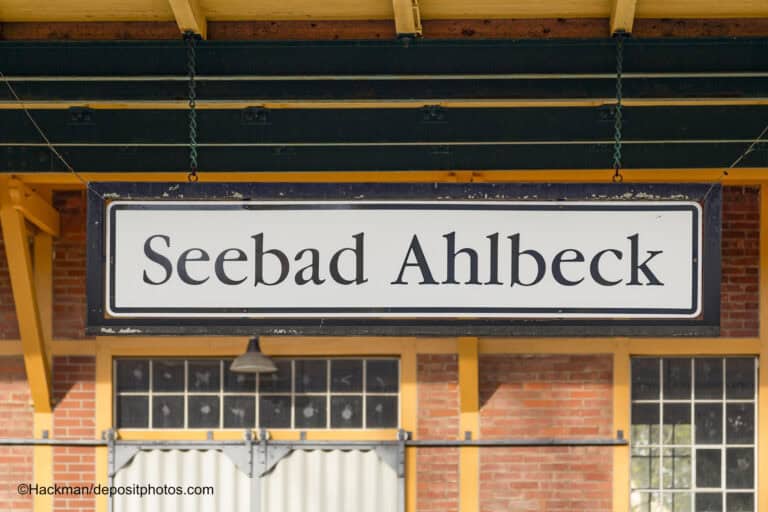 Seebad Ahlbeck Schild am Bahnhof