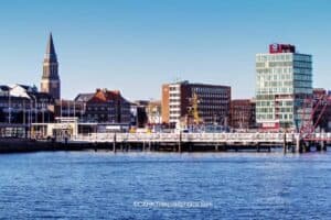 Hafenstadt Kiel mit dem berühmten Rathausturm
