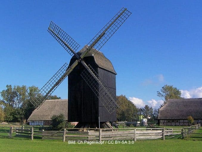 Bockwindmühle im Freilichtmuseum Klockenhagen Bockwindmühle im Freilichtmuseum Klockenhagen