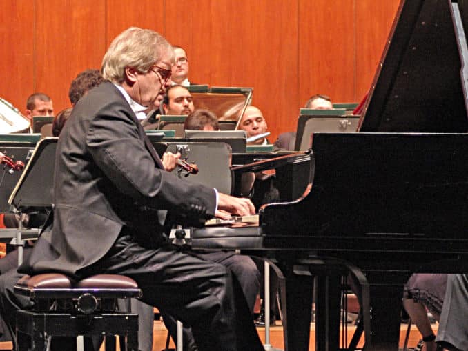 Hauptinitiator Justus Frantz als Pianist und Dirigent