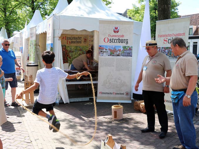 Am Stand des Altmärkischen Hansebundes können Seile selbst gereept und im Anschluss gleich ausprobiert werden. Foto: Annika Schmied