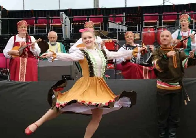 Traditionelle Tänze gehören zum Repertoire von „Skaz“. Foto: Annika Schmied