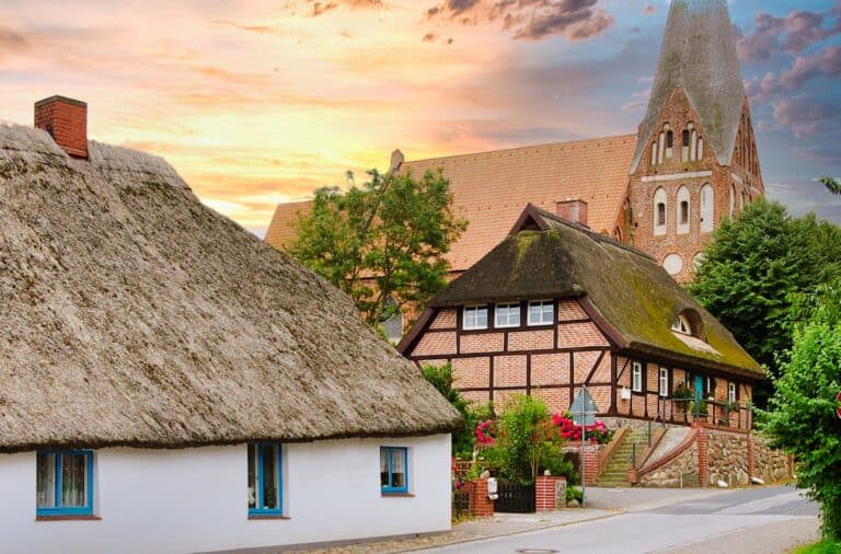 Pfarrwitwenhaus und Kirche St. Marien in Poseritz / Bild: Smial CC BY-SA 2.0 de