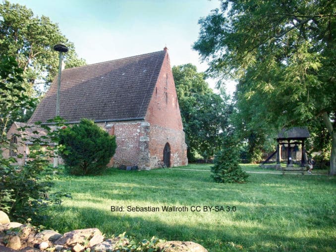 St.-Marien-Kirche in Netzelkow mit Glockenstuhl St.-Marien-Kirche in Netzelkow mit Glockenstuhl
