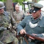 Blücher Bunker Ustka - Soldaten bei der Waffenkontrolle