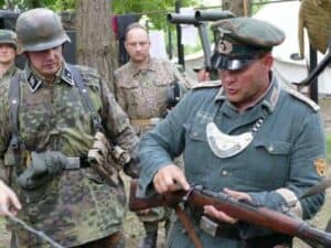 Blücher Bunker Ustka - Soldaten bei der Waffenkontrolle