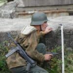 Soldat mit gezogener Pistole im Blücher Bunker (Polen)