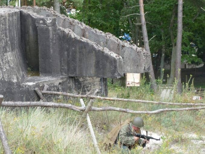 Soldat bewacht den Weg zum Bunker