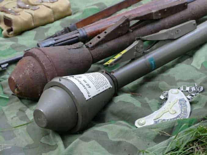 Panzerfaust und Gewehre aus der Zeit der Besatzung des Blücher Bunkers
