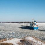 Eisbrecher auf der Ostsee im Winter