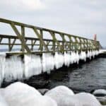 Eingefrorene Brücke an der Ostsee