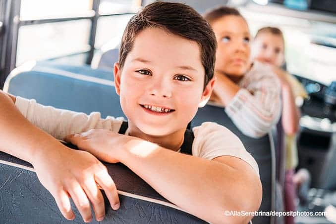 Kinder haben Spaß im Bus