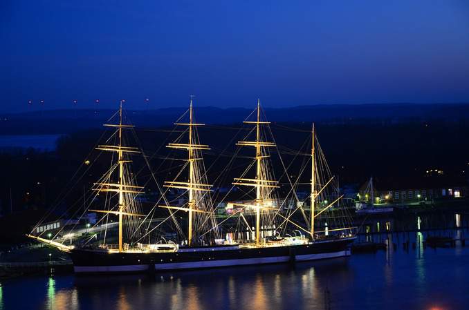 Segelschulschiff Passat bei Nacht