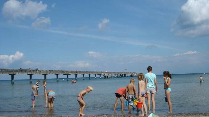 Kinder spielen am Strand von Boltenhagen