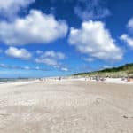 Flacher leerer Strand in Leba