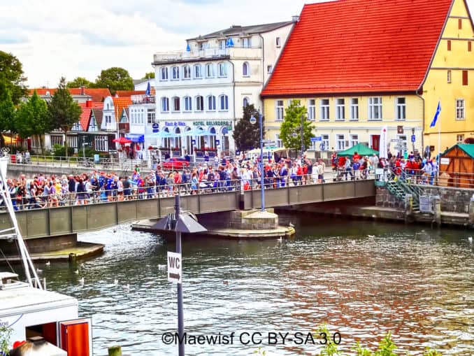 Bahnhofsbrucke Warnemunde Ostsee Magazin