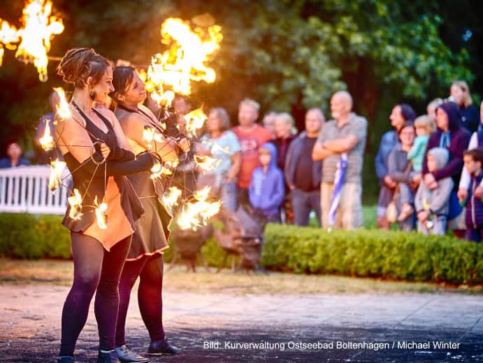 Frauen mit Feuer / Bild: Kurverwaltung Ostseebad Boltenhagen / Michael Winter