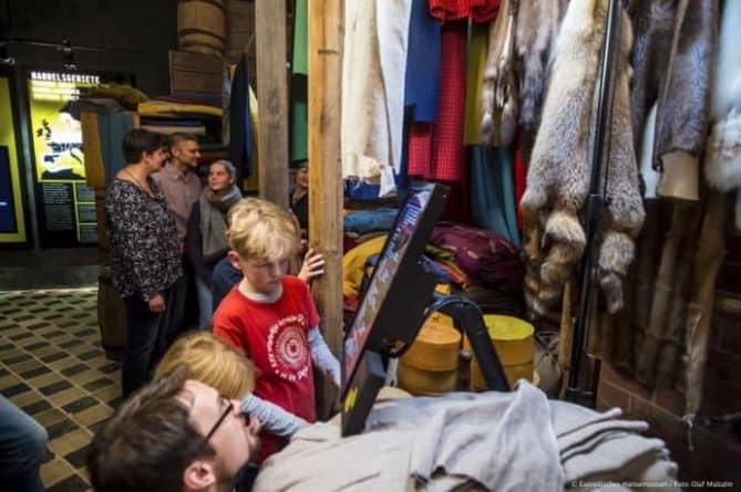 ©Olaf-Malzahn – Europäisches Hansemuseum Szene Handelsplatz Brügge 1361 4 /Pressebild K1600 Europaeisches Hansemuseum Szene Handelsplatz Bruegge 1361 4 © Olaf Malzahn