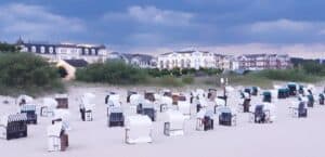 Strandkörbe werden oft zusammen mit Ferienunterkünften vermietet. So haben Gäste einen garantiert geschützten Platz am Meer.