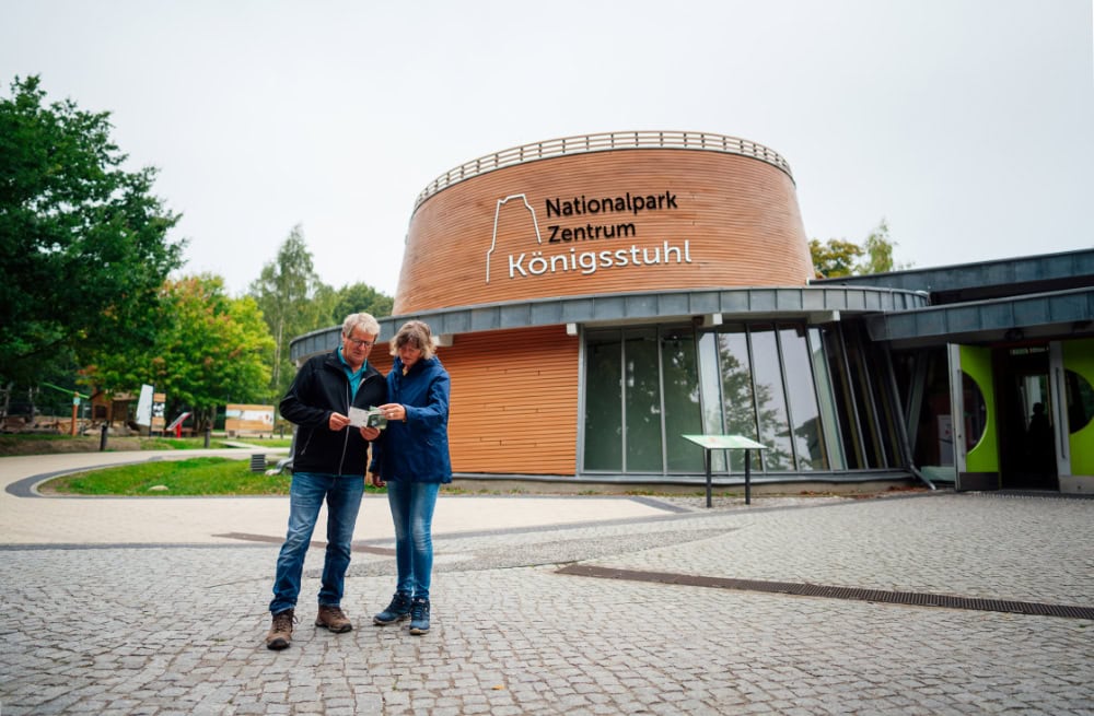 Königsstuhl auf Rügen: Skywalk, Kreidefelsen und die schönste Aussicht der Ostsee Zentrumseingang mit Pärchen