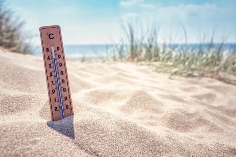 Thermometer am Ostseestrand ©BrianAJackson/depositphotos.com