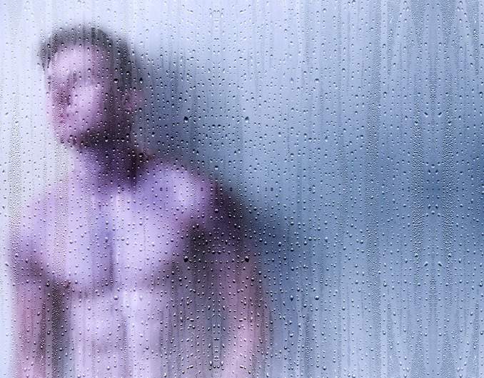 Mann in der Dusche