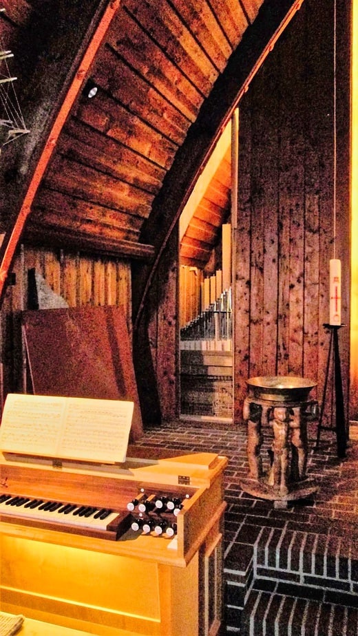 Orgel mit Spieltisch und geöffnetem Pfeifenwerk Bild: Der wahre Jakob CC BY-SA 4.0