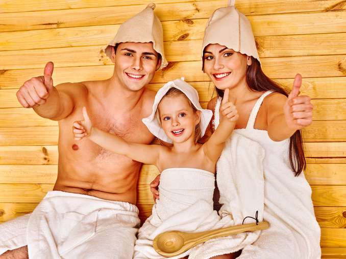 Familie in der Sauna ©poznyakov/depositphotos.com
