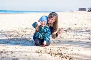 Junge Frau mit Kind an der Ostsee