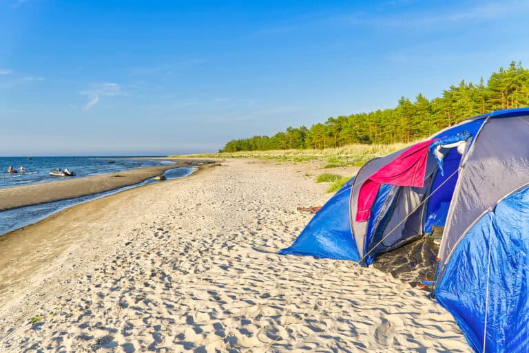 Blaues Zelt an der Ostsee