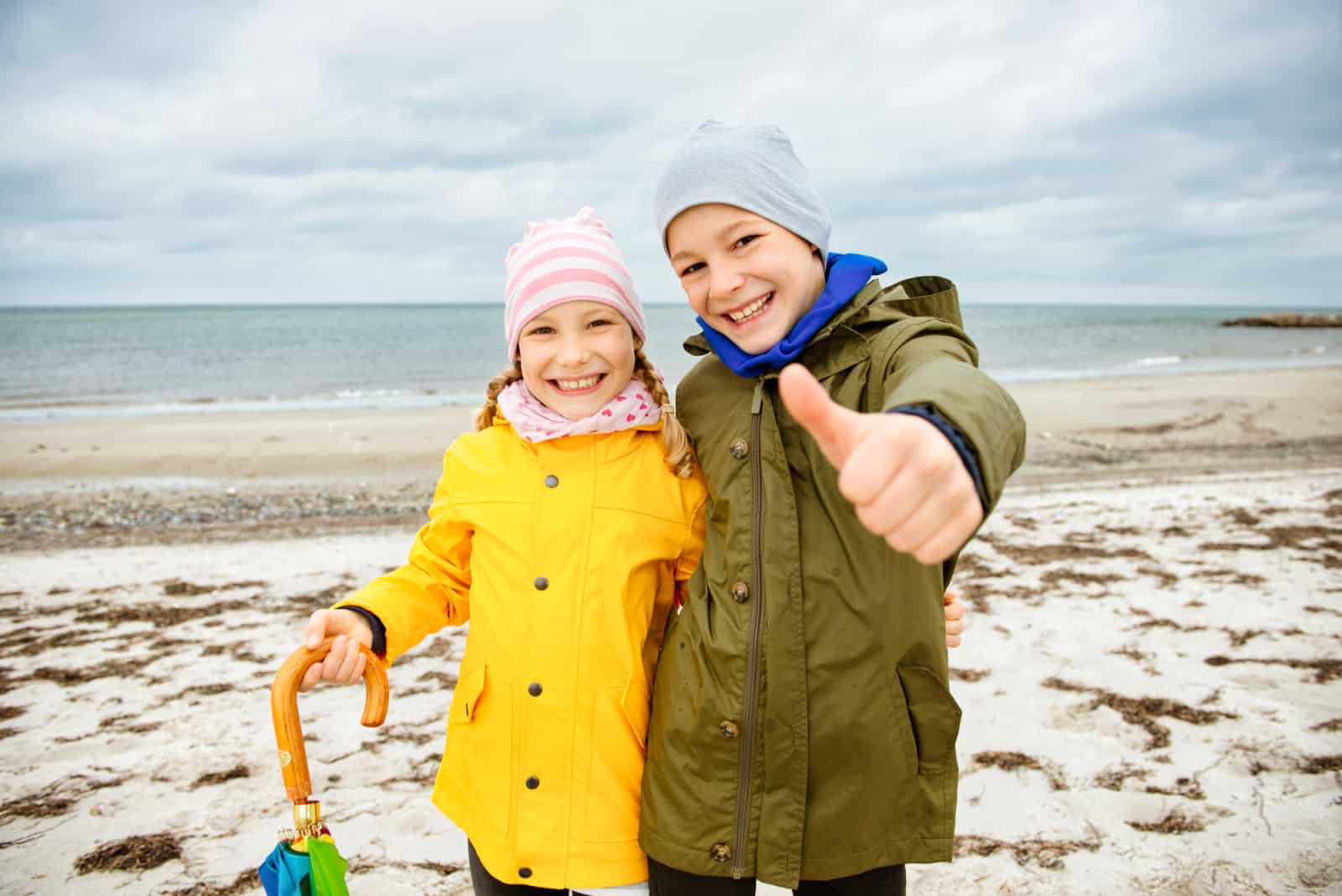Kinder bei schlechten Wetter an der Ostsee