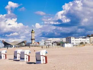 Leuchtturm Warnemünde mit Strand