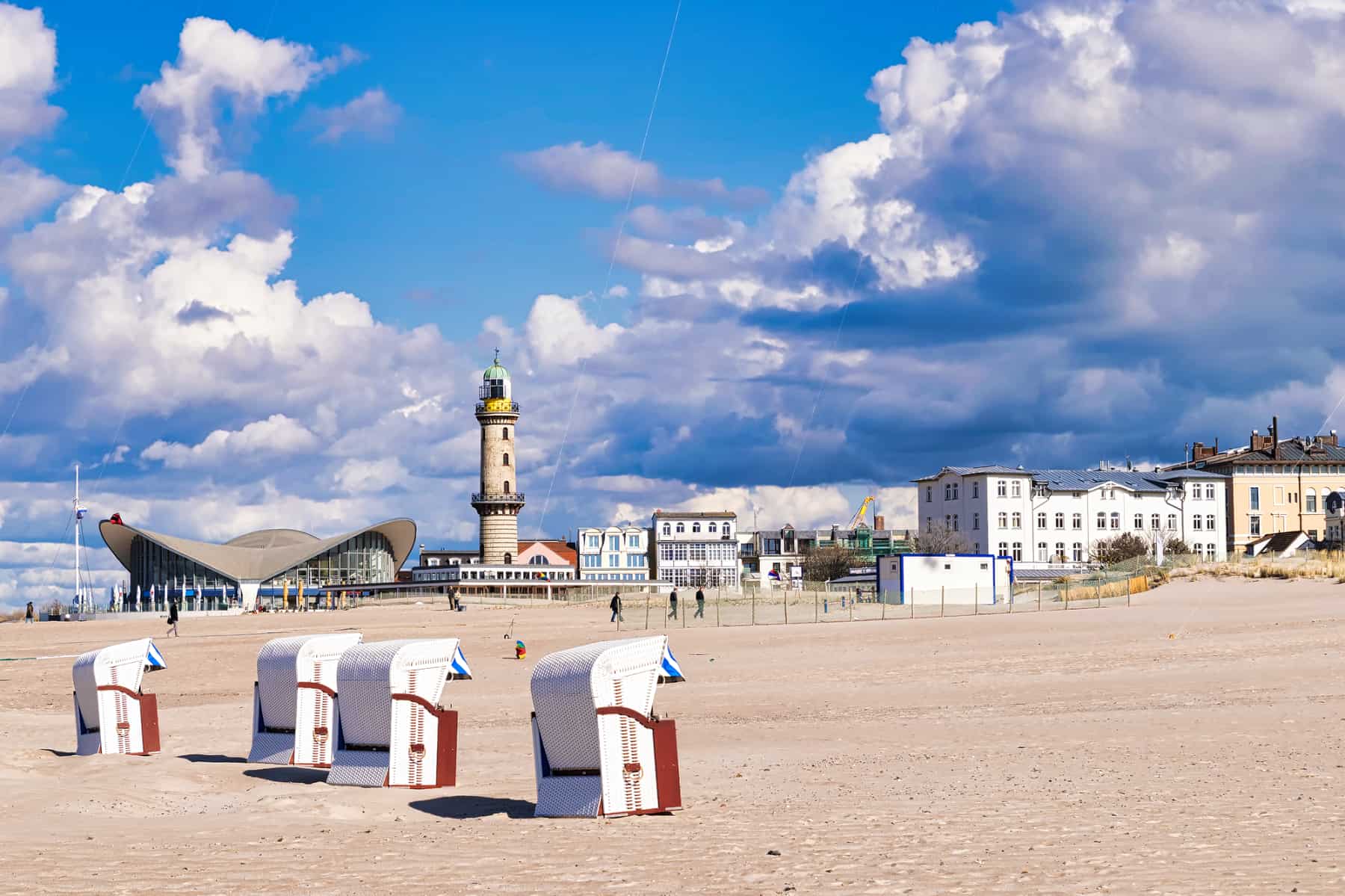 Leuchtturm Warnemünde mit Strand