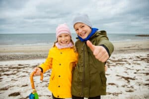 Kinder an der Ostsee im Herbst