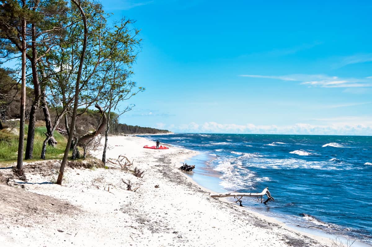 Leerer Strand auf der Dänischen Ostseeinsel Bornholm