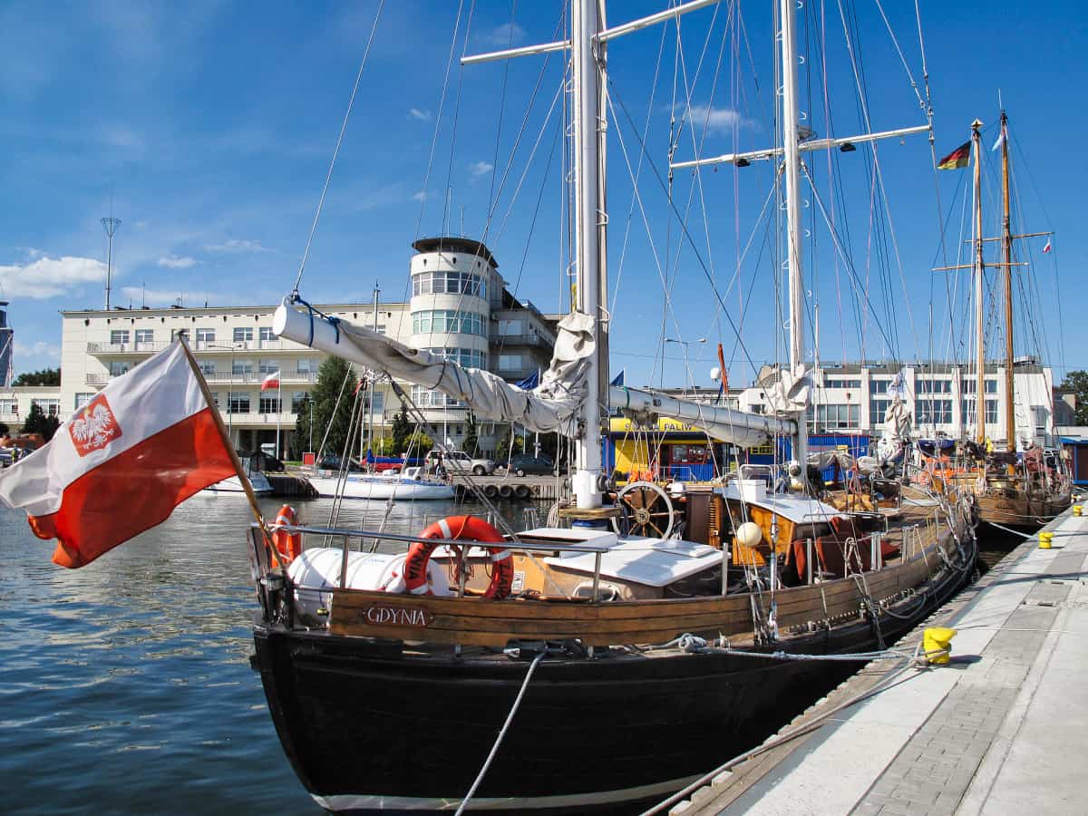Schiffe am Yachthafen von Gdynia mit Blick auf das Planetarium