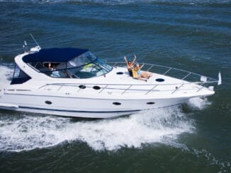 Familie mit Motoryacht auf der Ostsee