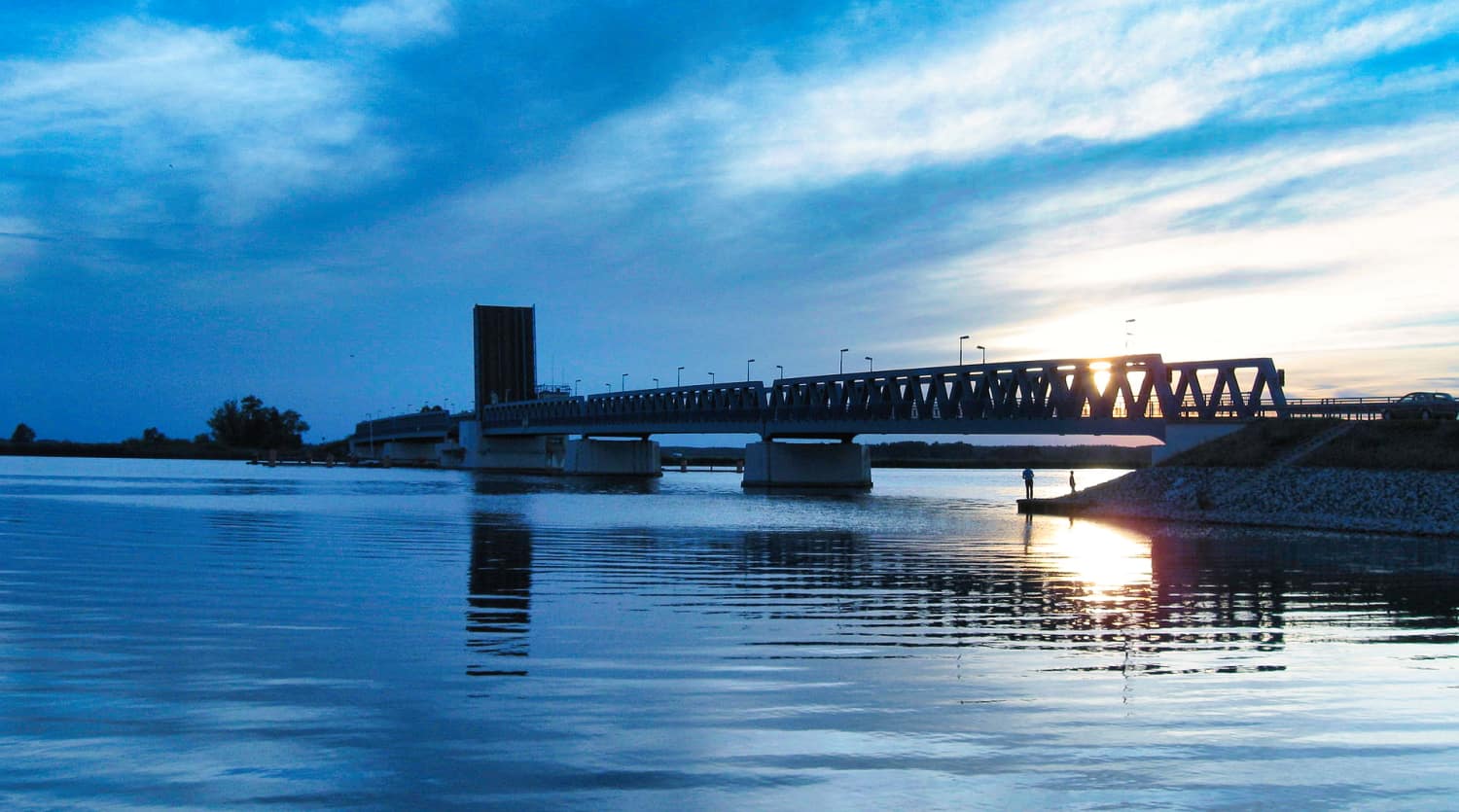 Geöffnete Zecheriner Brücke bei Sonnenuntergang