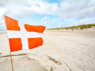 Ostseestrand Dänemark mit Flagge
