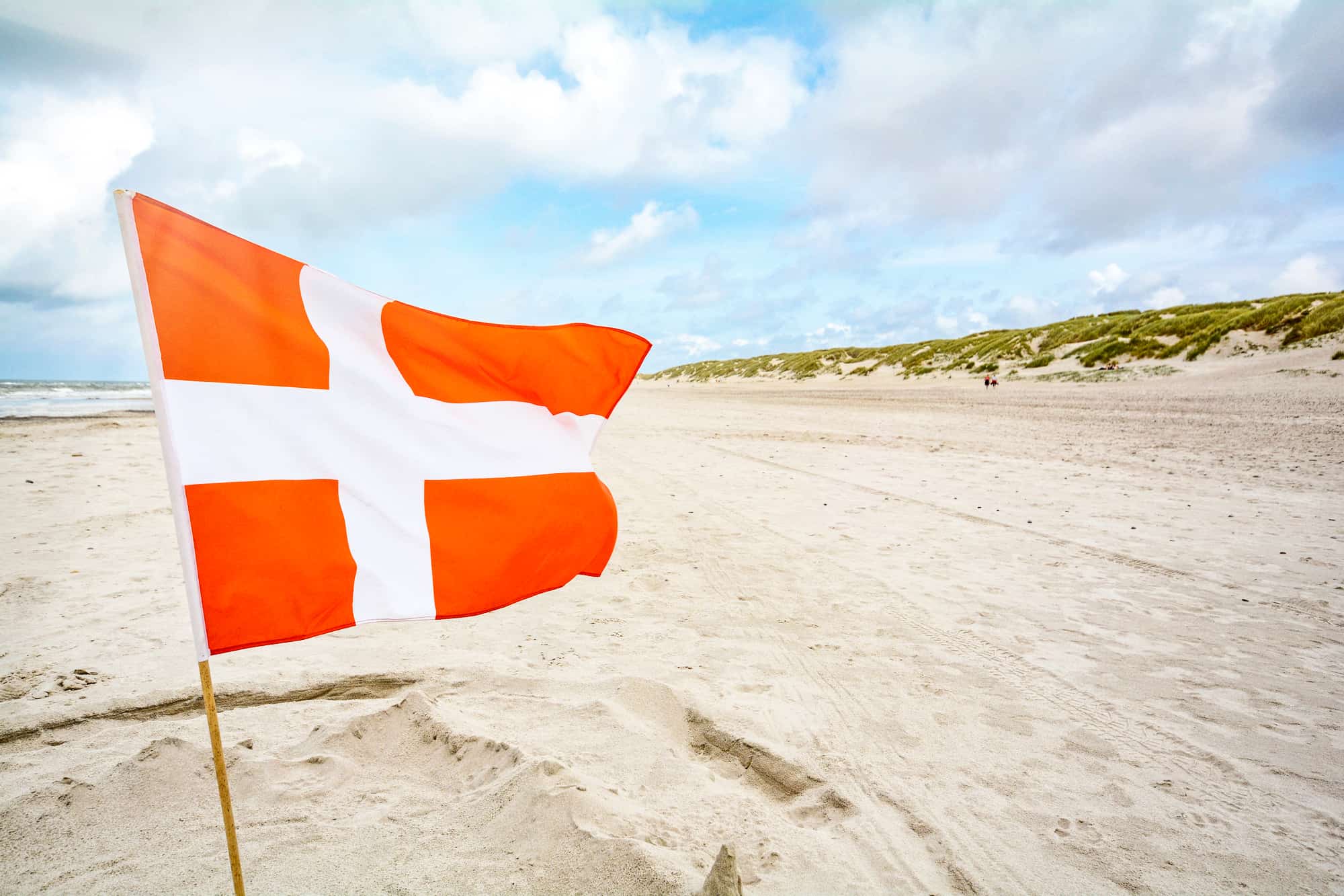 Ostseestrand Dänemark mit Flagge