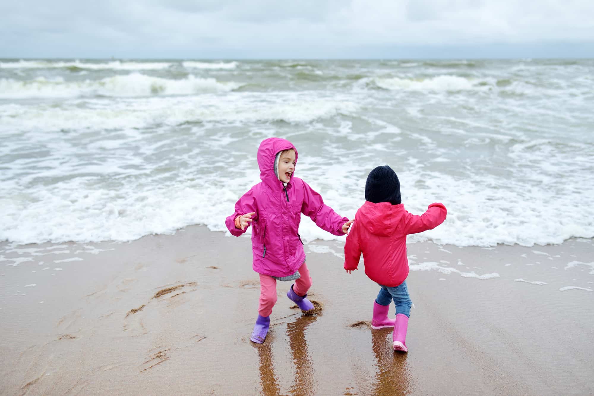 Kinder mit Regenkleidung an der Ostsee
