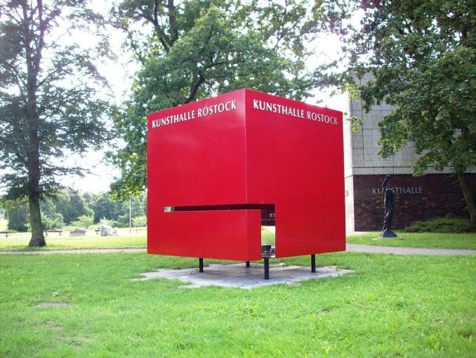 Kunsthalle Rostock Stahlkubus vor dem Eingang