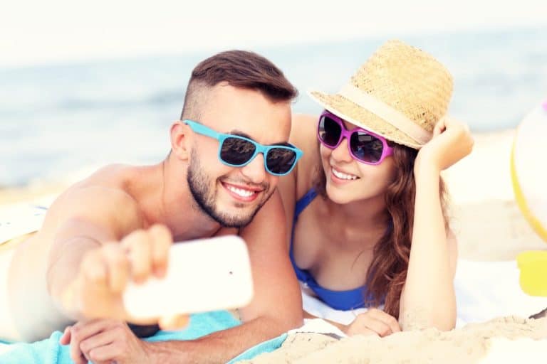 Junges Paar beim Ostsee Urlaub