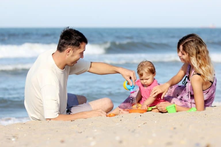 Eltern mit Baby an der Ostsee