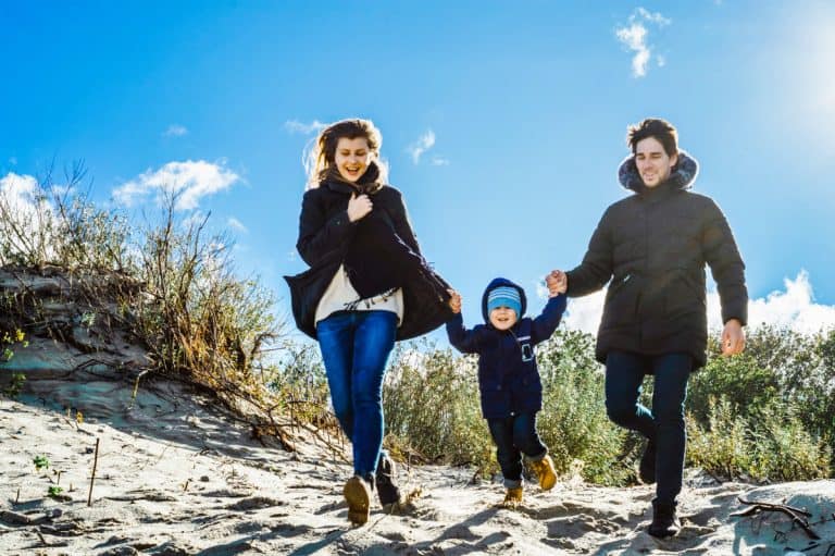 Junge Familie im Herbst an der Ostsee